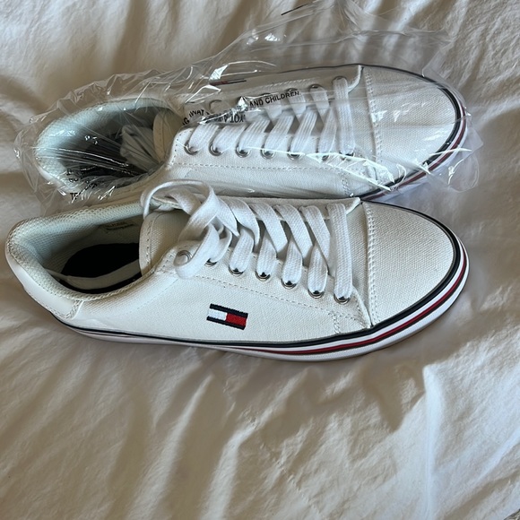 Tommy Hilfiger White Canvas Sneakers - Picture 2 of 3